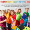 Bunte Cornhole Wurfsäckchen in einer Spielumgebung mit Kindern, die aktiv und fröhlich spielen.