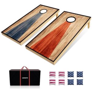 3×2FT Cornhole Set mit zwei Holz-Spielfeldern in Blau und Terrakotta, umgeben von bunten Bohnensäcken im Design der amerikanischen Flagge und einer schwarzen Tragetasche.