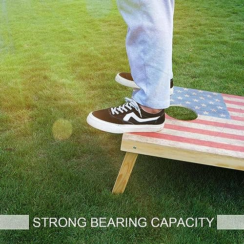 Person steht auf einem hölzernen Cornhole-Brett mit amerikanischem Flaggen-Design, während sie einen Sackwurf macht. Der Hintergrund zeigt grünes Gras, was eine lebendige und einladende Atmosphäre schafft. Das Bild vermittelt Freizeitvergnügen im Freien mit einem Schwerpunkt auf Qualität und Stabilität des Cornhole-Spiels.
