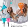 Frau und kleines Mädchen spielen mit dem ABERE Catch Ball Game Set in einem modernen Raum, lachend und mit Fangbechern und bunten Bällen.