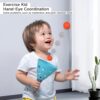 Fröhliches Kind spielt mit dem ABERE Catch Ball Game Set, das die Hand-Augen-Koordination fördert. Das Kind hält einen blauen Fangbecher und wirft farbige Bälle in einem hellen Raum mit viel natürlichem Licht.