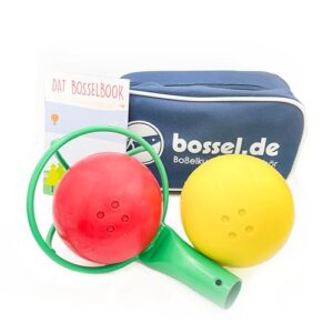 Boßelset mit zwei großen, bunten Boßelkugeln in Gelb und Rot, einem grünen Kraber und einer dunkelblauen Transporttasche. Ideal für Outdoor-Spiele und Gruppenveranstaltungen.