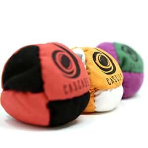 Drei farbige Cascade Pro Hacky Sacks in Rot-Schwarz, Orange und Lila, gestapelt für Freestyle Footbag-Tricks. Ideal für Koordination und Geschicklichkeit im Freien.