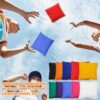 Lebendige Outdoor-Szene mit bunten Cornhole Säckchen, die von Kindern in die Luft geworfen werden, ideal für aktive Freizeitbeschäftigungen.