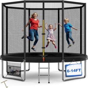 Großes rundes Devoko Trampolin im Garten mit Sicherheitsnetz. Eine Frau und zwei Kinder springen fröhlich auf dem Trampolin. Das Bild vermittelt Spaß, Bewegung und kindliche Freude.