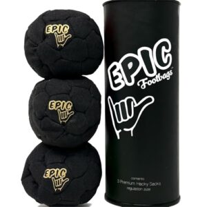 Drei schwarze Hacky Sacks im zylindrischen Behälter, gefüllt mit Quarzsand, ideal für Fußspiele. Jedes Ball enthält das Wort 'EPIC' in gelben Buchstaben und ein goldenes Shaka-Logo.