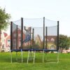 SONGMICS Ersatznetz für rundes Trampolin mit einem Durchmesser von 366 cm in schwarzer Farbe, umgeben von einem fröhlichen Jungen, der auf dem Trampolin springt, vor einer ruhigen Wohngegend.