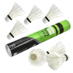 Set aus Feather Badminton Shuttlecocks auf einem Untergrund, inklusive einer runden Verpackung in grün und schwarz, ideal für Training und Freizeitspiele.