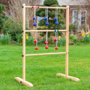 FORZA Harrier Leiter-Golfspiel aus hochwertigem Kiefernholz mit bunten Bolas auf grünem Rasen im Freien, ideal für Garten- und Parkevents.
