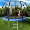 Rundes Gartentrampolin mit Sicherheitsnetz, verwendet von zwei fröhlichen Kindern, die in die Luft springen. Das Trampolin bietet eine sichere Sprungfläche und ist ideal für Spiel und Bewegung im Freien.