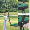 Montageanleitung für das SONGMICS Gartentrampolin mit 305 cm Durchmesser, zeigt eine Person, die eine Stange in die Halterung des Trampolins einfügt, umgeben von einer grünen Wiese.