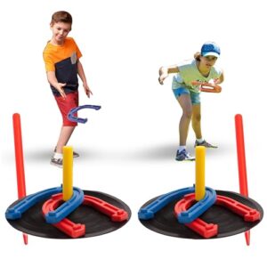 Zwei Kinder spielen mit einem Gummi-Hufeisen-Set im Freien, wobei ein Junge einen blauen Wurfreifen und ein Mädchen einen roten Wurfreifen wirft. Das Spielzeug besteht aus bunten Reifen und einem stabilen Zielaufbau, ideal für Familienaktivitäten.