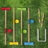 WOODENFUN Holz Krocket Set für 4 Spieler im Außenbereich mit bunten Holzstöcken und Bällen auf grünem Rasen, ideal für Familien und Gruppen.