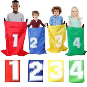 Vier Kinder hüpfen fröhlich in bunten Hüpfsäcken in den Farben Rot, Blau, Gelb und Grün, ideal für Spiele im Freien und Kindergeburtstage.