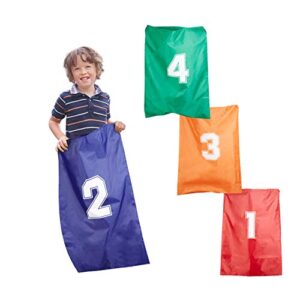Vier bunte Hüpfsäcke für Kinder in verschiedenen Farben, ideal für Sackhüpfspiele und Wettkämpfe. Ein Junge hält die lila Sackhose mit der Nummer 2, während die anderen Säcke mit den Nummern 1, 3 und 4 im Hintergrund zu sehen sind.