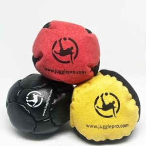 Juggle Pro - 3er-Set klassische Footbags aus Ultra-Wildleder und Kunstleder in Rot, Schwarz und Gelb, ideal für Freestyle- und Gruppenspiele.