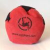 Juggle Pro Footbag Adventure in rot und schwarz, ideal für Freestyle-Jonglieren und Outdoor-Aktivitäten, aus hochwertigem Ultra Wildleder Kunststoffgewebe.