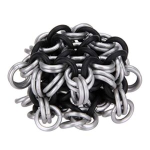 Juggle Pro Footbag im Chainmail Stil aus Aluminium mit Metall- und Gummiringkombination in Grau und Schwarz, ideal für Freestyle und Jonglierfähigkeiten.