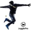 Männlicher Jongleur in einem dynamischen Sprung mit einem Footbag, umgeben von einem weißen Hintergrund, der Geschicklichkeit und Energie vermittelt.