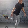 Junge jongliert mit Juggle Pro Footbag NUNCHAKU aus Ultra Wildleder, zeigt Geschicklichkeit in dynamischer Pose auf hellem Boden.
