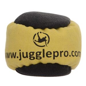 Juggle Pro Footbag Modell NUNCHAKU in leuchtendem Gelb und Schwarz, ideal für Fußjonglieren und Freestyle-Tricks, handgenäht aus Ultra Wildleder Kunststoffgewebe.