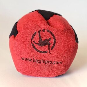 Juggle Pro Footbag im Modell RED Turtle mit hochwertigem Ultra Wildleder auf heller Oberfläche, ideal für Fussjonglieren.