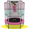 KINETIC SPORTS Kinder Trampolin Jumper mit 140 cm Durchmesser, Gummiseil-Federung und Sicherheitsnetz, das ein sicheres Sprungerlebnis für Kinder bietet. Ein Mädchen springt fröhlich darauf und zeigt Freude und Bewegung.