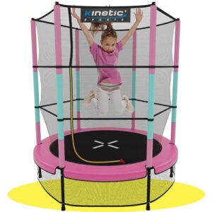 KINETIC SPORTS Kinder Trampolin Jumper mit 140 cm Durchmesser, Gummiseil-Federung und Sicherheitsnetz, das ein sicheres Sprungerlebnis für Kinder bietet. Ein Mädchen springt fröhlich darauf und zeigt Freude und Bewegung.