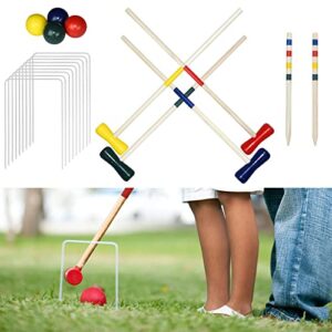 UISEBRT Krocket Set für 4 Spieler auf grünem Rasen, inklusive farbiger Holzschläger, Spielbälle und Metallstangen, ideal für Garten und Outdoor-Aktivitäten.