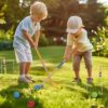 Zwei Kinder spielen mit einem Holz Krocket Set im Freien auf einer grünen Wiese, umgeben von bunten Bällen und Toren, und genießen den Spielspaß.
