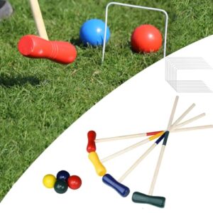 Krocket Spiel Set für 4 Spieler mit bunten Holzschlägern und Spielkugeln auf einem grünen Rasen, ideal für Outdoor-Aktivitäten und Familienspaß.