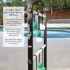 Ladder Golf Extreme Metal Edition im Garten mit Pool im Hintergrund. Das Spielzeuggerät aus robustem Metall bietet verschiedenen Softbällen zum Spielen und eignet sich perfekt für Gartenpartys und Freizeitaktivitäten.