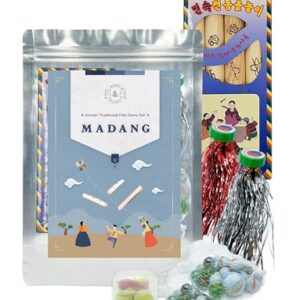 Traditionelles koreanisches Folk-Spielset MADANG mit Jegix, Gonggi und Mini-Yutnori in transparenter Verpackung, inklusive bunten Spielscheiben und Anleitungen für gemeinsame Familienaktivitäten.