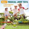 Drei Kinder springen fröhlich über ein buntes Musical Jump Toy im Freien, ideal für aktive Spiele und Bewegung, mit Fernbedienung und mehreren Spielmodi.