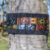 Farbenfrohes und robustes Band um einen alten Baumstamm, Teil eines nachhaltigen Slackline-Sets, ideal für Outdoor-Abenteuer.