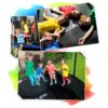 Kinder haben Spaß auf einem Neo-Sport Trampolin im Garten, springen fröhlich in bunten T-Shirts und zeigen unbeschwerte Freude beim Spiel.