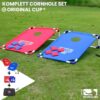 Original Offizielles Cornhole® Set mit zwei Spielbrettern in Rot und Blau, jeweils mit einem zentralen Loch, inklusive vier roten und vier blauen Stoffbeuteln, ideal für Outdoor-Spiele und Gartenpartys.