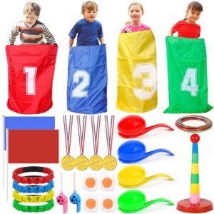Frohes Spiel mit dem POWLYB Outdoor Spiele Set für Kinder, das Sackhüpfen, Eierlaufen und mehr umfasst, ideal für Geburtstagsfeiern und Wettbewerbe im Freien.