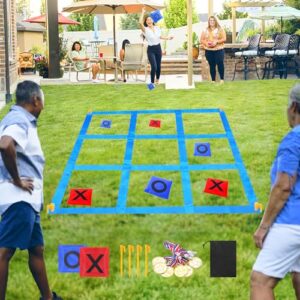 Familie spielt das große Tic Tac Toe Spielset im Garten an einem sonnigen Tag, umgeben von Freunden und Familie.