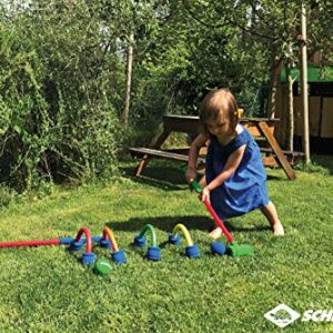 Ein Kind spielt im Garten mit einem bunten Soft Croquet Set, das aus zwei Schlägern, vier freistehenden Toren und zwei Bällen besteht, geeignet für spannende Indoor- und Outdoor-Spiele.