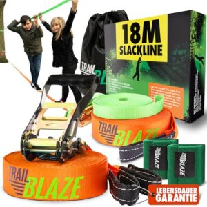 Slackline Anfänger-Komplettset mit 18 Meter langer Slackline in leuchtendem Orange und kräftigem Grün, Spanneinrichtung aus Metall, Tragetasche und Sicherheitspolstern für den Outdoor-Sport, Kinder beim Balancieren auf der Slackline.