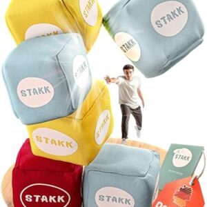 Bunte Wurfspielwürfel von softSTAKK auf einem Tisch gestapelt, ideal für Indoor und Outdoor Spiele für Kinder und Erwachsene. Spielerisch und strategisch für die ganze Familie.