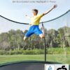 Ein Junge springt fröhlich auf einem Gartentrampolin mit Sicherheitsnetz, umgeben von grüner Natur und blauem Himmel, was den Spielspaß und die Bewegung für Kinder betont.