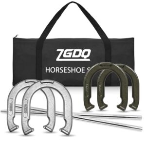 Sport Hufeisen Set mit 4 stabilen Hufeisen und 2 Stahlpfählen in einer praktischen Tragetasche, ideal für Outdoor Spiele und Wettbewerbe im Garten oder am Strand.