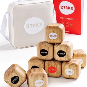 Stakk Outdoor-Wurfspiel mit Holzklötzen in verschiedenen Positionen, umgeben von einer beige Tragetasche und einer Anleitung, ideal für Familienunterhaltung im Freien.