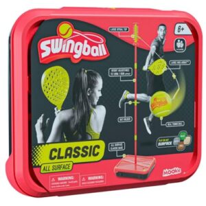 Verpackung des Swingball Klassischen Spiels in leuchtendem rot und gelb, geeignet für Outdoor-Aktivitäten mit echten Tennisball und Meisterschaftsschlägern, ideal für Kinder ab 6 Jahren.