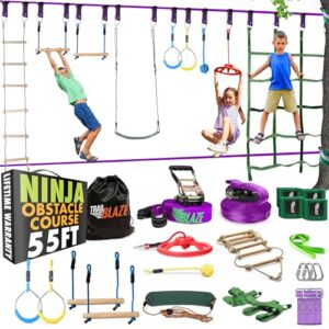 Trailblaze Ninja Hindernisparcours für Kinder mit verschiedenen Hindernissen und Zubehör im Freien. Zwei Kinder verwenden den Parcours, der aus Seilen, Ringen und Kletterstrukturen besteht, und bietet Spiel und Spaß für aktive Kinder.