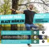 Ein Mann balanciert auf einer Slackline zwischen zwei Bäumen in einer natürlichen Umgebung; das Bild hebt die Einsatzmöglichkeiten des Trailblaze Slackline Sets für Kinder hervor.