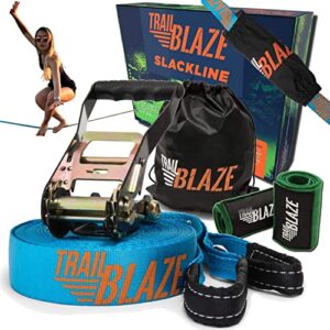 Trailblaze Slackline Kinder Set mit 18,5 Metern Länge, ideal für Anfänger und Familien, präsentiert mit Ratsche, Tragetasche und einer jungen Frau, die auf der Slackline balanciert.