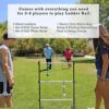 Zwei Kinder und ein Erwachsener spielen Ladder Golf im Freien mit einer stabilen Metallleiter und bunten Bällen, ideal für Gartenpartys und Familienfeiern.